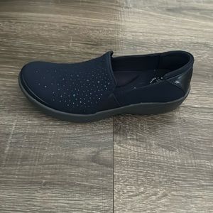 BZees Poppyseed Navy. Size 9, never worn